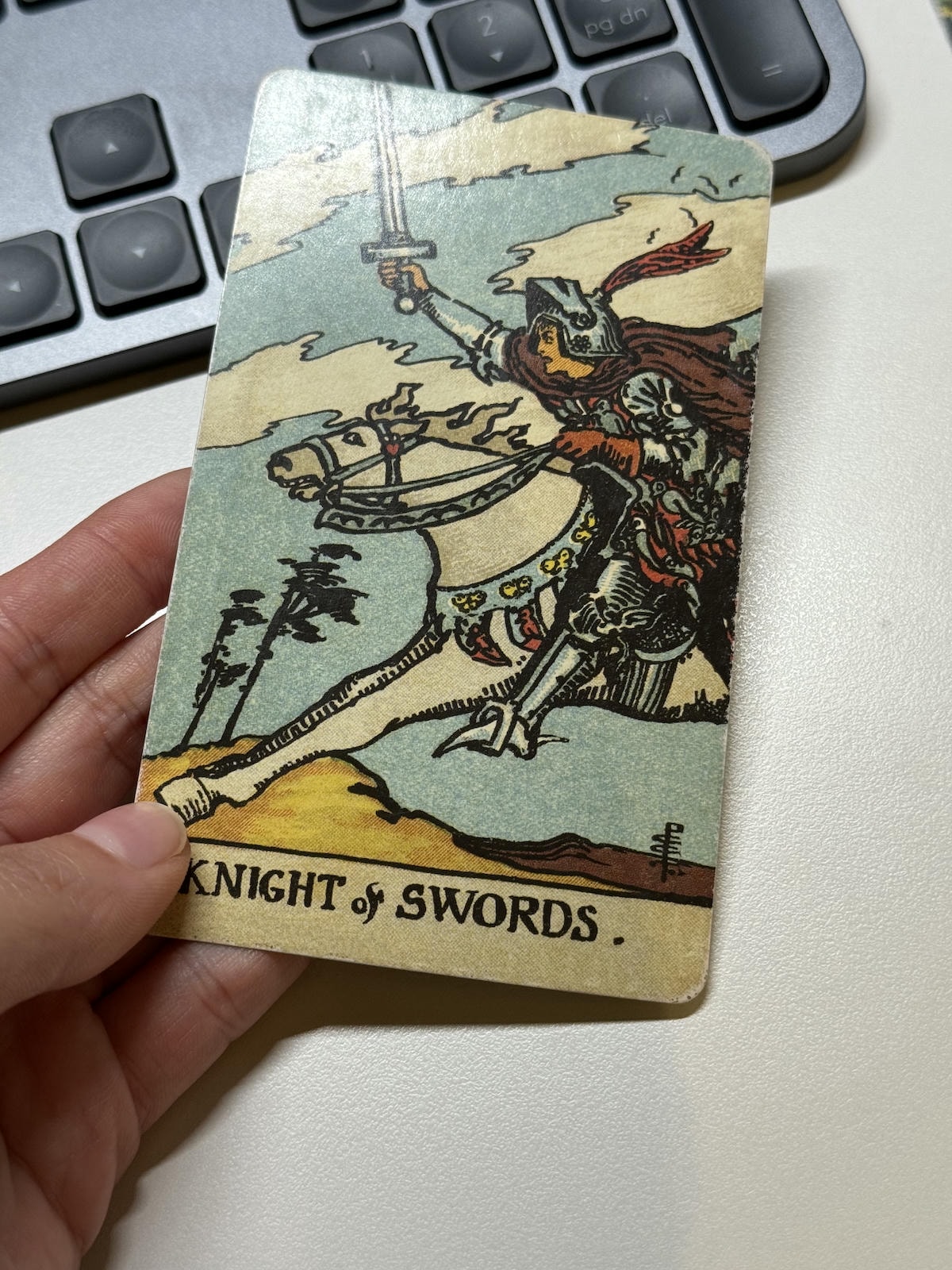 從《魔鬼的計謀：死亡密室》發現塔羅宮廷牌中🗡️寶劍侍衛與寶劍騎士的差異