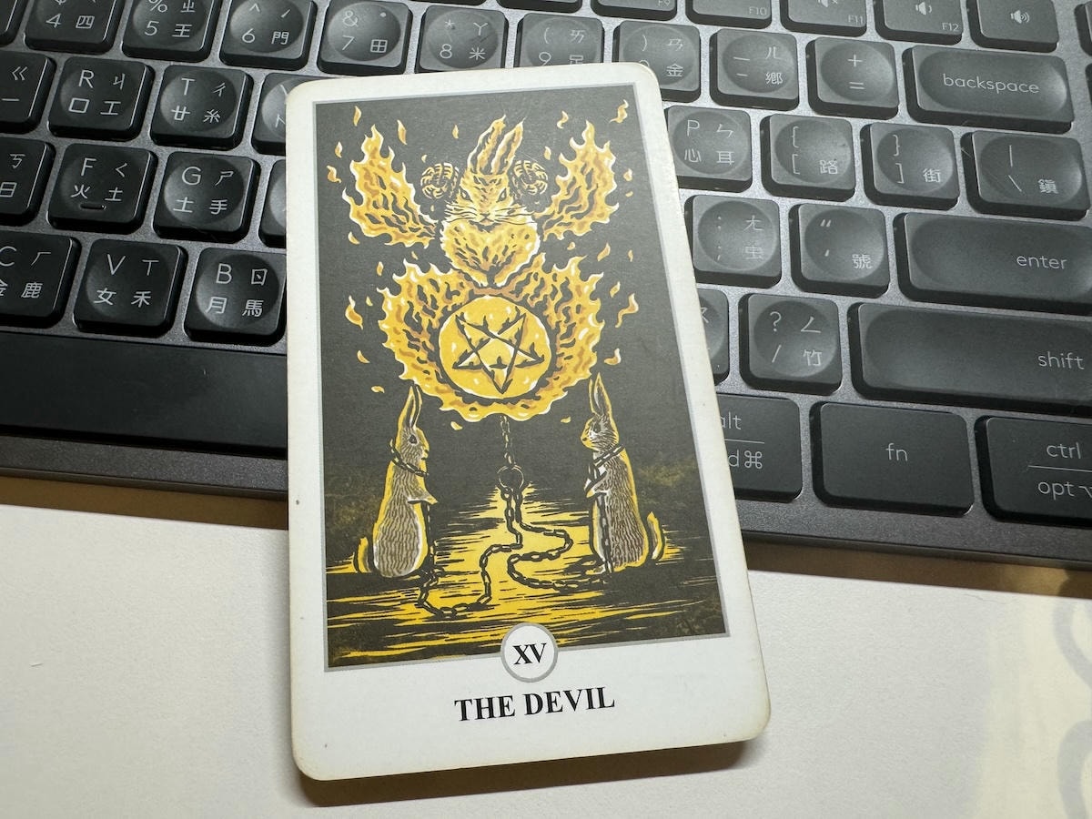 從《魔鬼的計謀：死亡密室》發現塔羅宮廷牌中🗡️寶劍侍衛與寶劍騎士的差異