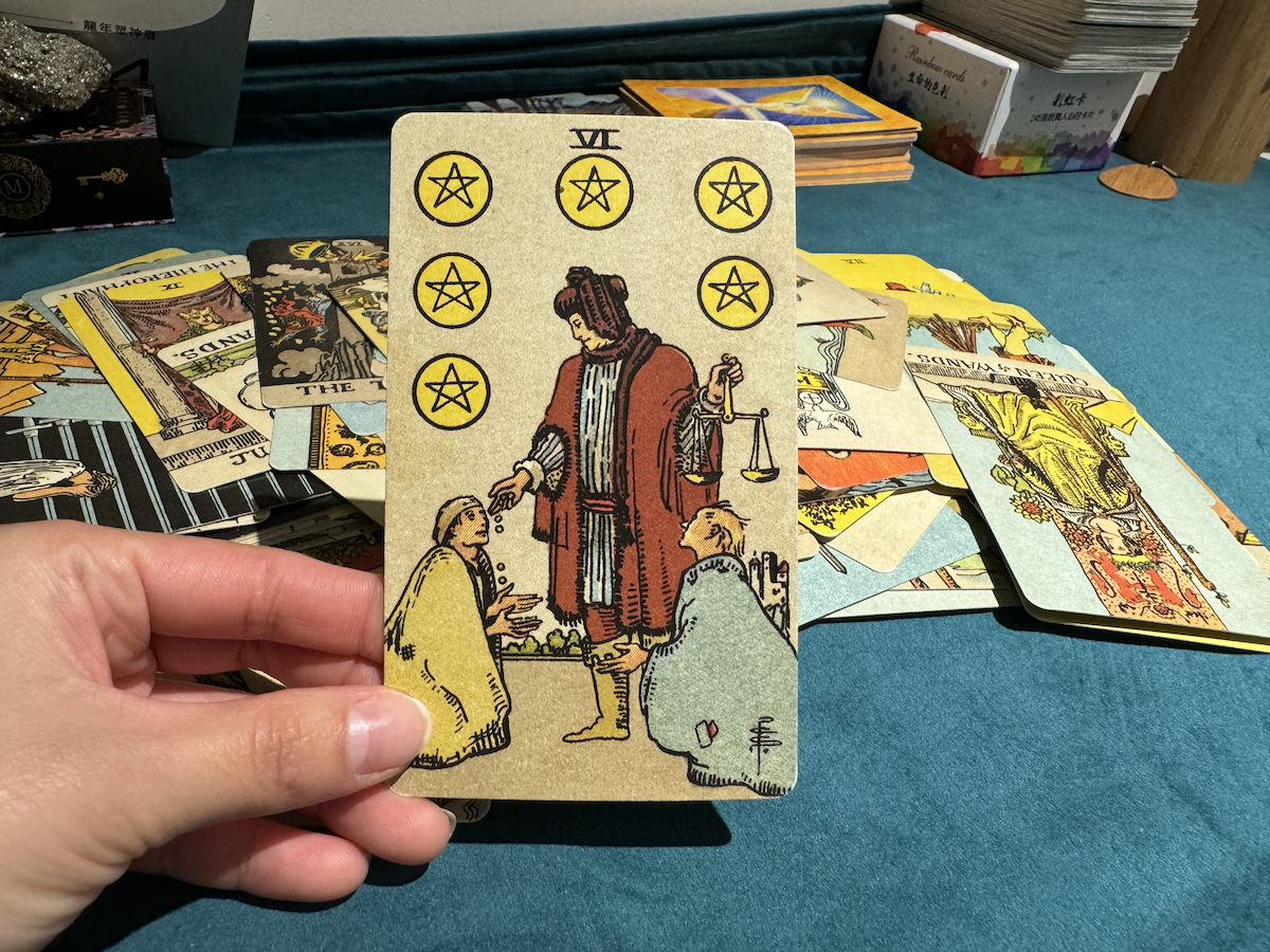 ✦ 塔羅筆記：Six of Pentacles【金幣6 / 錢幣6 / 五角星6】有條件的給予、衡量後的支持