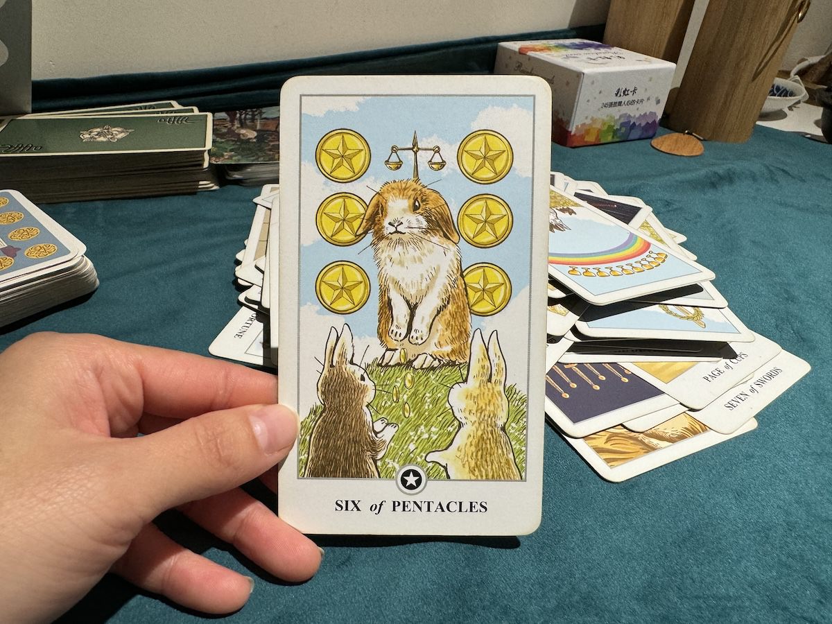 ✦ 塔羅筆記：Six of Pentacles【金幣6 / 錢幣6 / 五角星6】有條件的給予、衡量後的支持