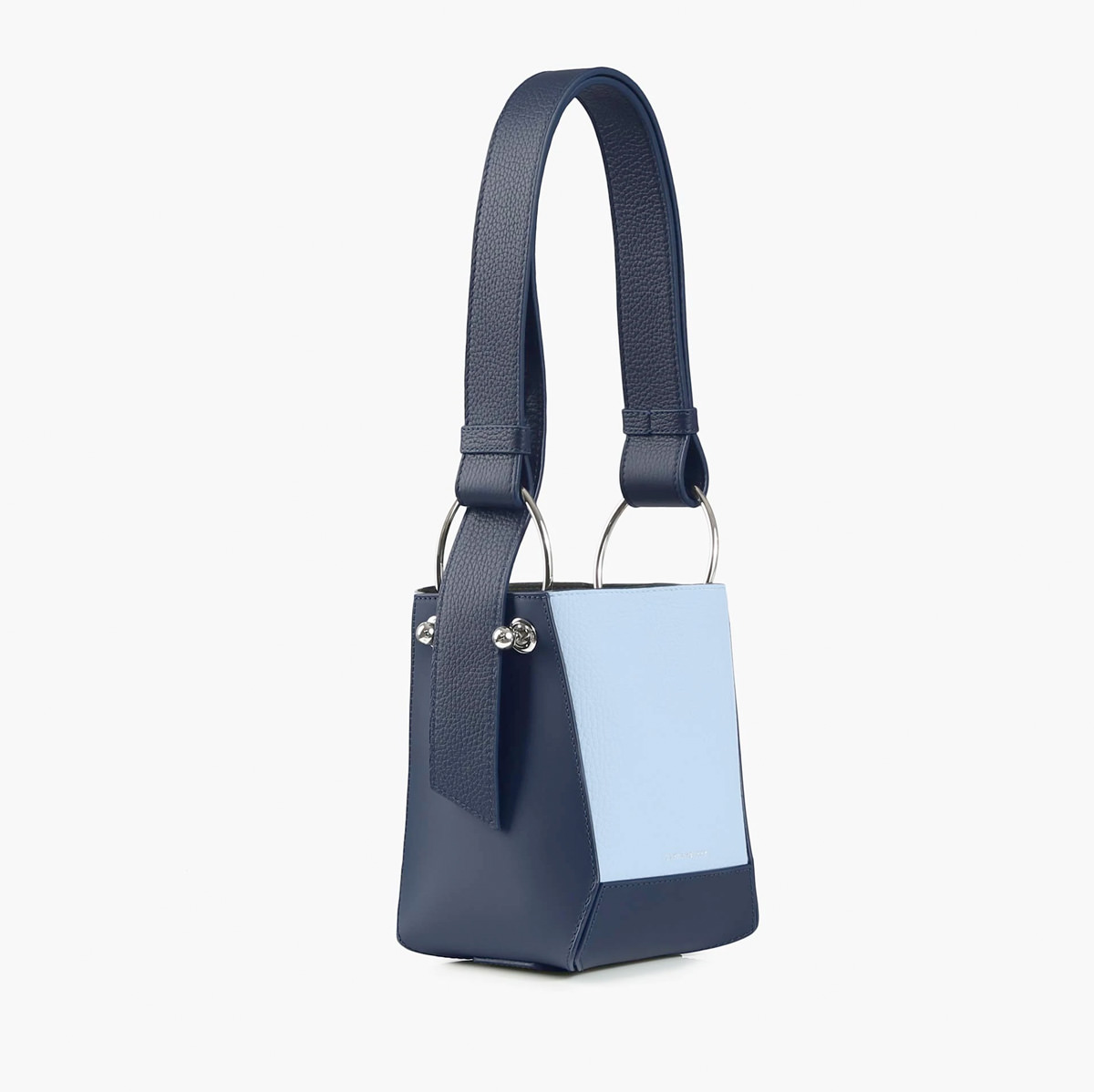 Loewe包包新品上架、Essentials限時85折,童裝女裝都有尺寸!Farfetch正價品免運中 - 第19張圖 Loewe包包新品上架、Essentials限時85折,童裝女裝都有尺寸!Farfetch正價品免運中