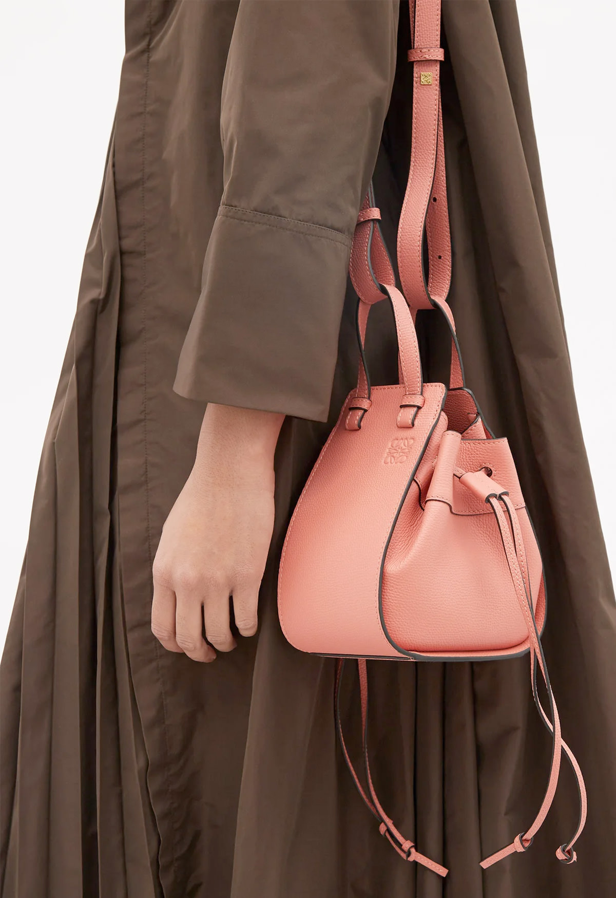 Matchesfashion APAC Sale低至3折，A.P.C.草編包折扣中